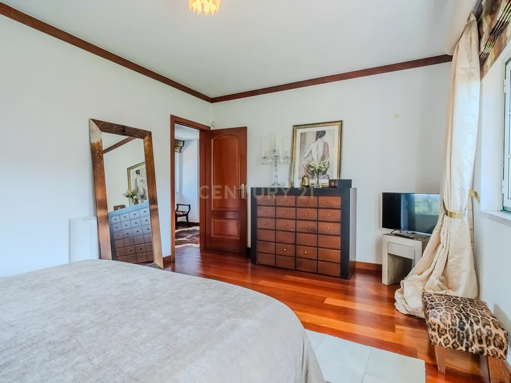 Luxuosa Moradia Isolada com jardim Privado na Venda do Pinheiro - Image 25